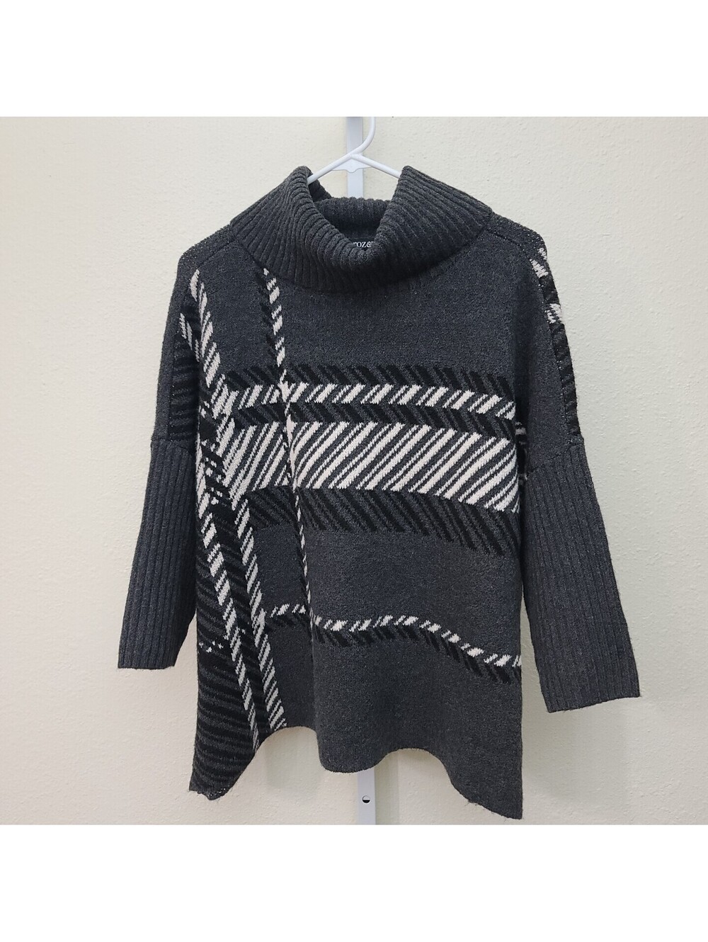 Roz & Ali Women's Plaid Sweater Size XL Grey Black White Turtleneck Cropped